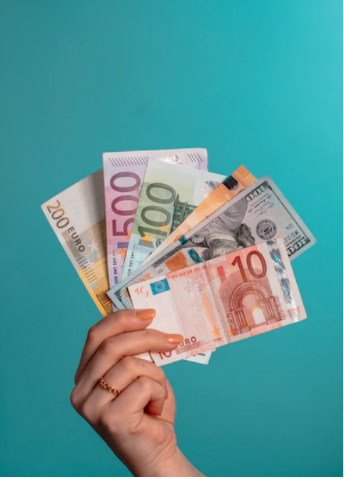 Breach Of Contract Solicitors - Hand Holding Cash